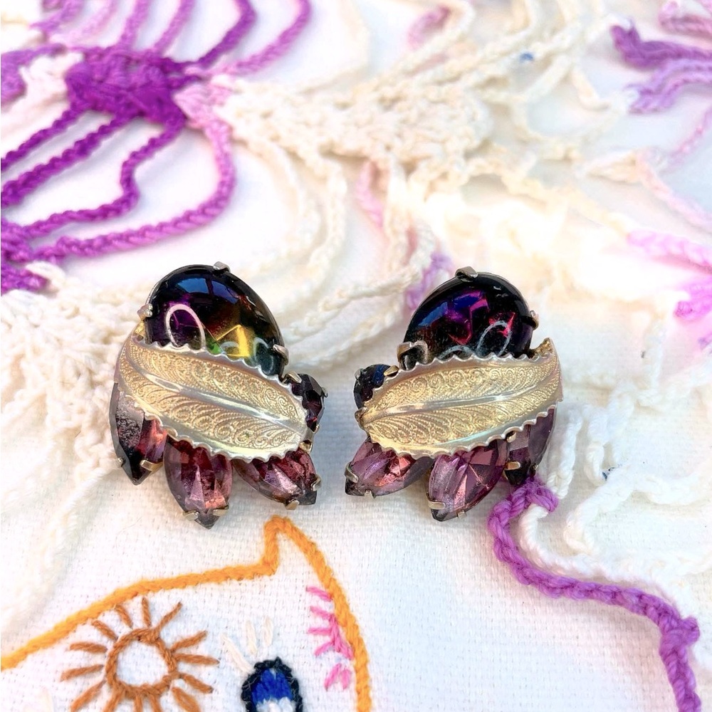 Weiss 1950s vintage, dark purple amethyst cabochon rhinestone clip on earrings